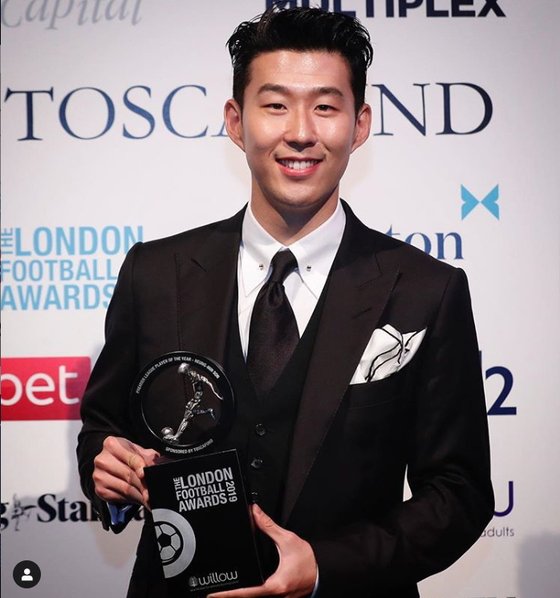 기업들의 손흥민 겹치기 모델 기용을 비판하는 목소리도 있다. 황장선 중앙대 광고홍보학 교수는 김혜자씨는 다시다 광고모델로 30년 가까이 활동해 다시다하면 떠오른지만, 소비자는 손흥민하면 7개 광고 중 한개만 떠오를 것이라고 지적했다. [토트넘 인스타그램]