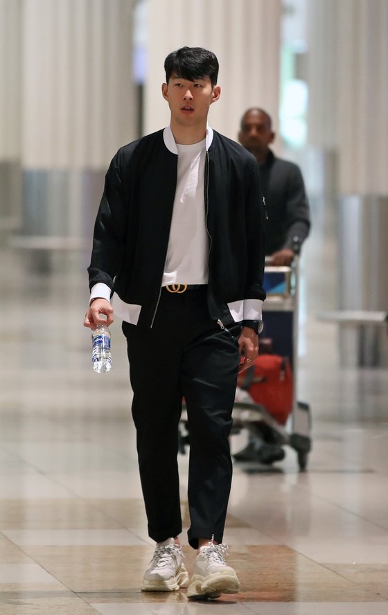 토트넘의 손흥민이 2019 아시안컵에 출전 중인 국가대표팀에 합류하기 위해 지난 1월 14일 아랍에미리트 두바이국제공항을 통해 입국하고 있다. [연합뉴스]