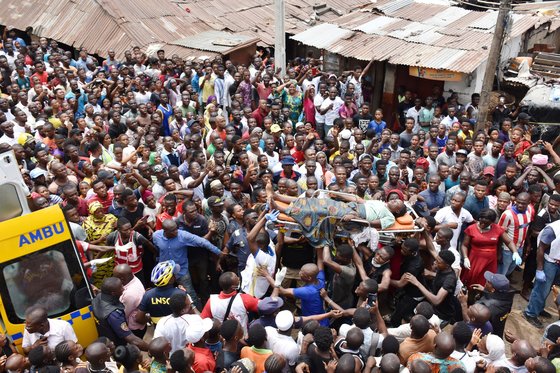 나이지리아 라고스 이타파지에서 학교가 입주해 있는 건물이 13일(현지시간) 오전 9시 붕괴했다. 현지주민들이 건물에 매돌됐던 학생을 구조하고 있다. [신화=연합뉴스]