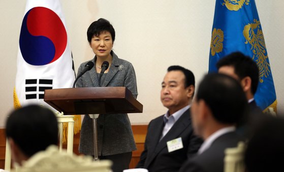세계일보 정윤회 문건보도에 대해 2014년 12월 7일 박 대통령 여당지도부와의 점심회동에서 "찌라시에나 나오는 그런 이야기들에 나라 전체가 흔들린다는 것은 정말 대한민국이 부끄러운 일이라고 생각한다"고 말했다. [청와대사진기자단]