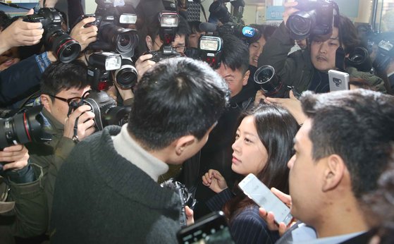 클럽에서 마약을 유통한 혐의를 받고 있는 이문호 '버닝썬' 대표가 19일 구속전 피의자 심문(영장실질심사)을 받기 위해 서울 서초동 서울중앙지법으로 향하고 있다. 김상선 기자