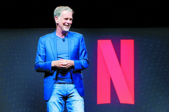 넷플릭스 창업자인 리드 헤이스팅스 CEO가 18일 오후 미국 로스앤젤레스에 위치한 넷플릭스 오피스에서 기자들과 질의응답을 하고 있다. [사진 넷플릭스]