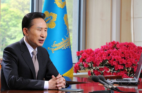 2009년 4월 29일 당시 이명박 대통령은 라디오와 인터넷 연설을 통해 한강과 낙동강을 연결하는 대운하 사업은 포기하되 4대강 살리기는 지속적으로 추진해 나갈 것이라고 밝혔다. [중앙포토]