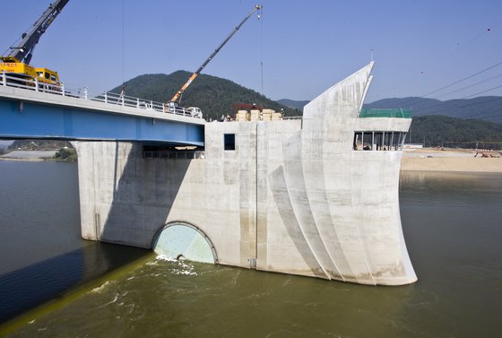 4대강 사업의 하나로 낙동강에서는 창녕함안보 공사 진행 중이다. [중앙포토]