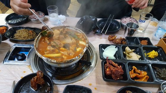 군산 양푼왕갈비집에서 선보이는 등갈비 김치찌개. 묵은지와 신 파김치를 넣고 푹 끓이면 담백한 등갈비 맛과 시원한 국물이 어우러져 일품이다.