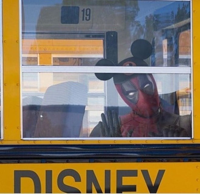 미키마우스 모자를 쓰고 출근하는 데드풀. [사진 라이언 레이놀즈 SNS]