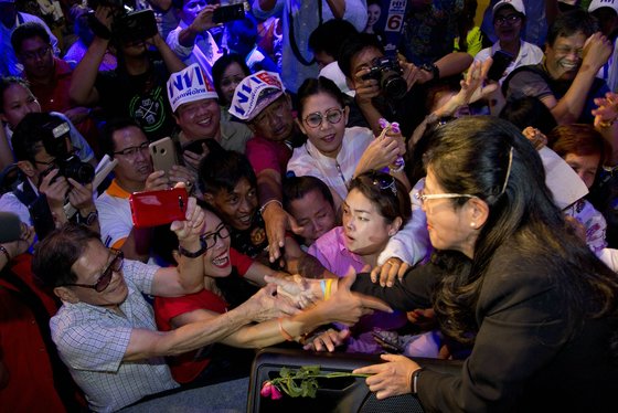 탁신계인 쿤잉 수다랏 푸어타이당 대표가 지난 22일 선거유세를 하고 있는 모습. [AP=연합뉴스]