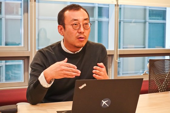 온라인 여행사 익스피디아에서 항공 업무를 총괄하고 있는 양박사 이사가 여름휴가를 준비하는 사람을 위해 항공권 구매 노하우를 설명하고 있다. 최승표 기자