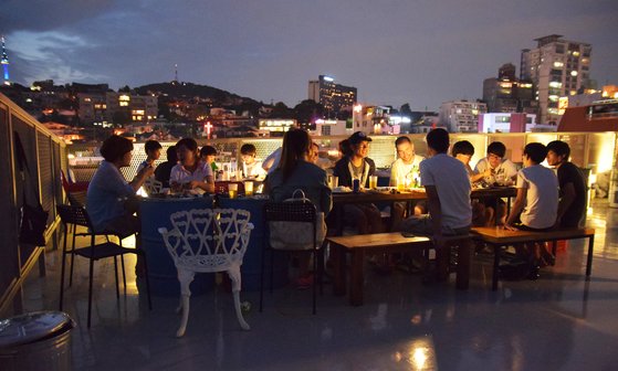 로프톱 아경이 아름다운 이태원 G 게스트하우스.