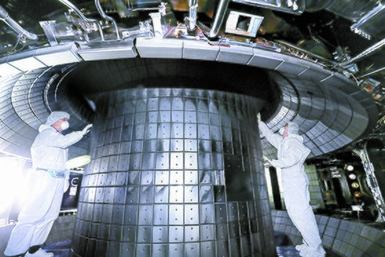 연구원들이 KSTAR의 진공 용기 내부를 점검하고 있다. 1억도 플라스마가 발생하는 공간이다. 언론사가 진공 용기 내부를 촬영한 것은 처음이다. [프리랜서 김성태]