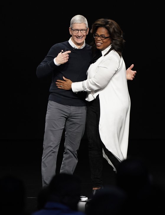 애플 최고경영자 팀 쿡(왼쪽)이 오프라 윈프리를 반갑게 맞이하고 있다. [AP=연합뉴스]