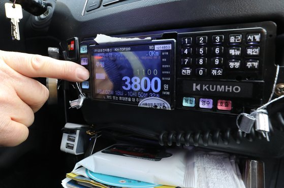 택시들에 깔려 있는 기계식 미터기.［뉴스1］