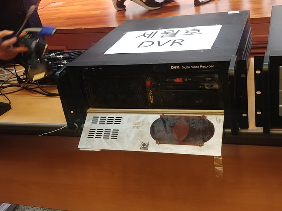 세월호 특조위가 28일 공개한 세월호 내 CCTV가 저장된 영상저장장치(DVR). 김정연 기자