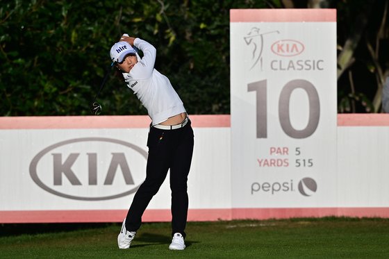 29일 열린 LPGA 투어 KIA 클래식 10번 홀에서 티샷하는 고진영. [사진 LPGA]