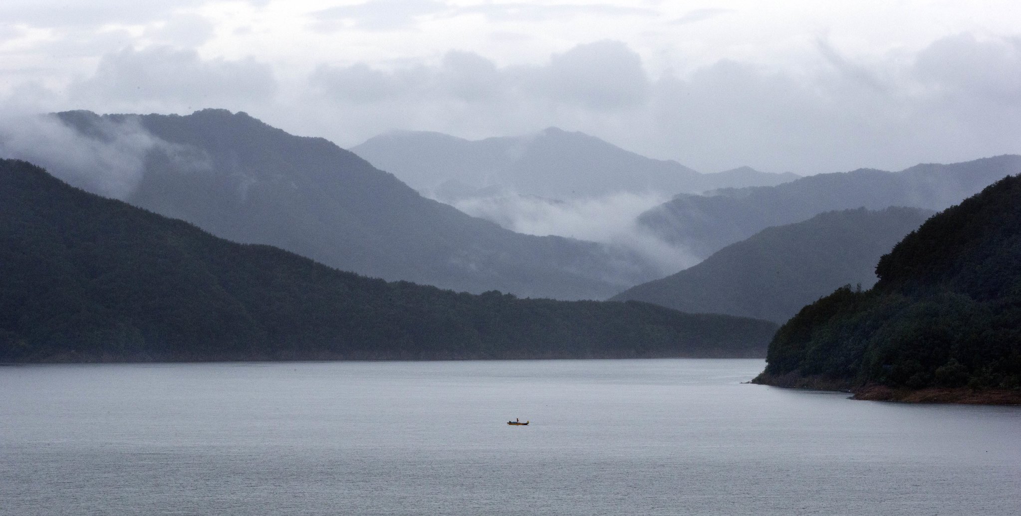 강원도 인제군 38선 휴게소에서 바라본 소양호. 어민이 배를 띄워 낚시를 하고 있다. [중앙포토]