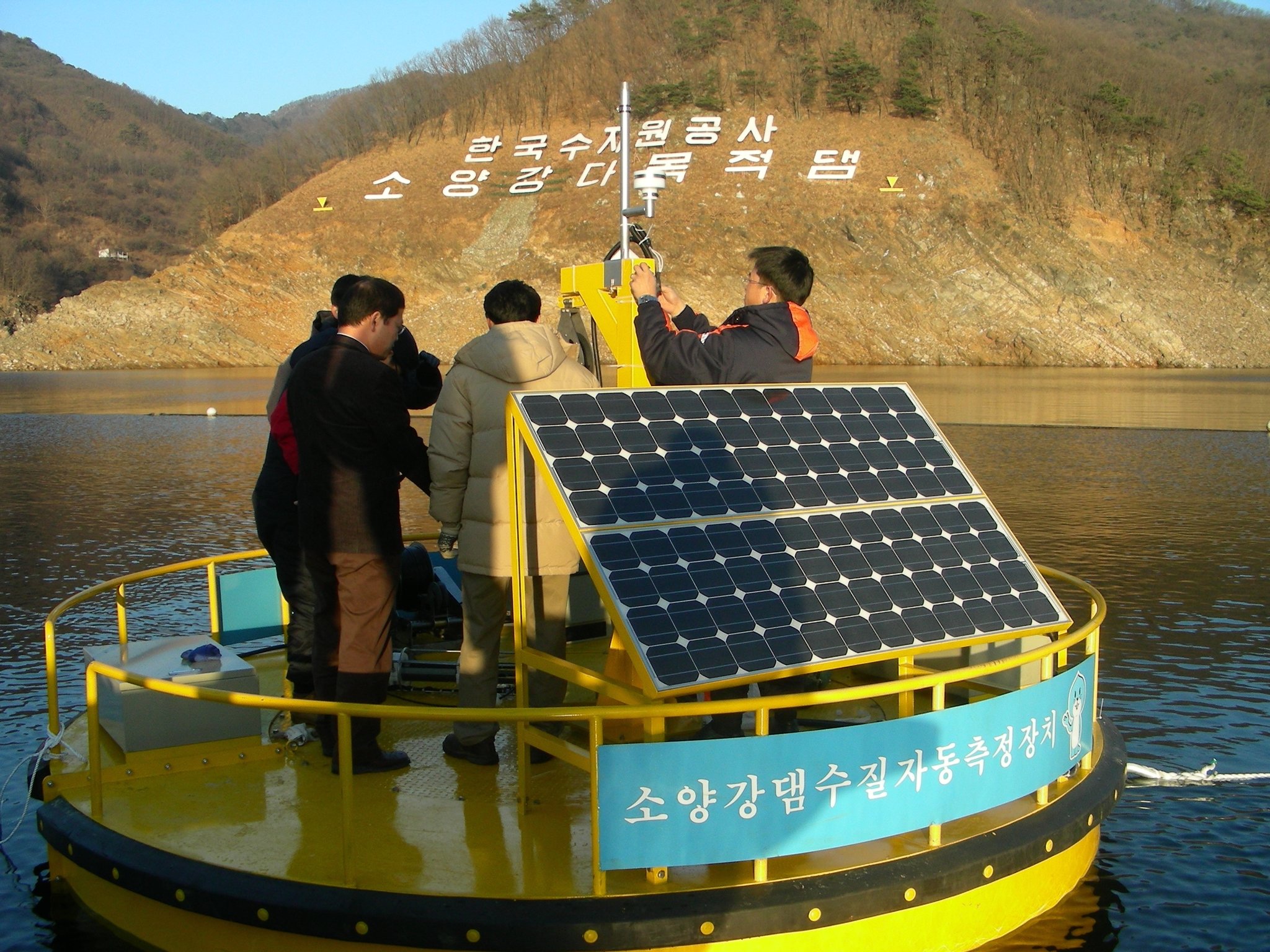소양강댐 관리단 직원들이 소양호 내 11개 지점에 수질오염여부를 측정할 수 있는 장치를 설치해 수질을 관리하고 있다.(2006년 1월 30일) [중앙포토]