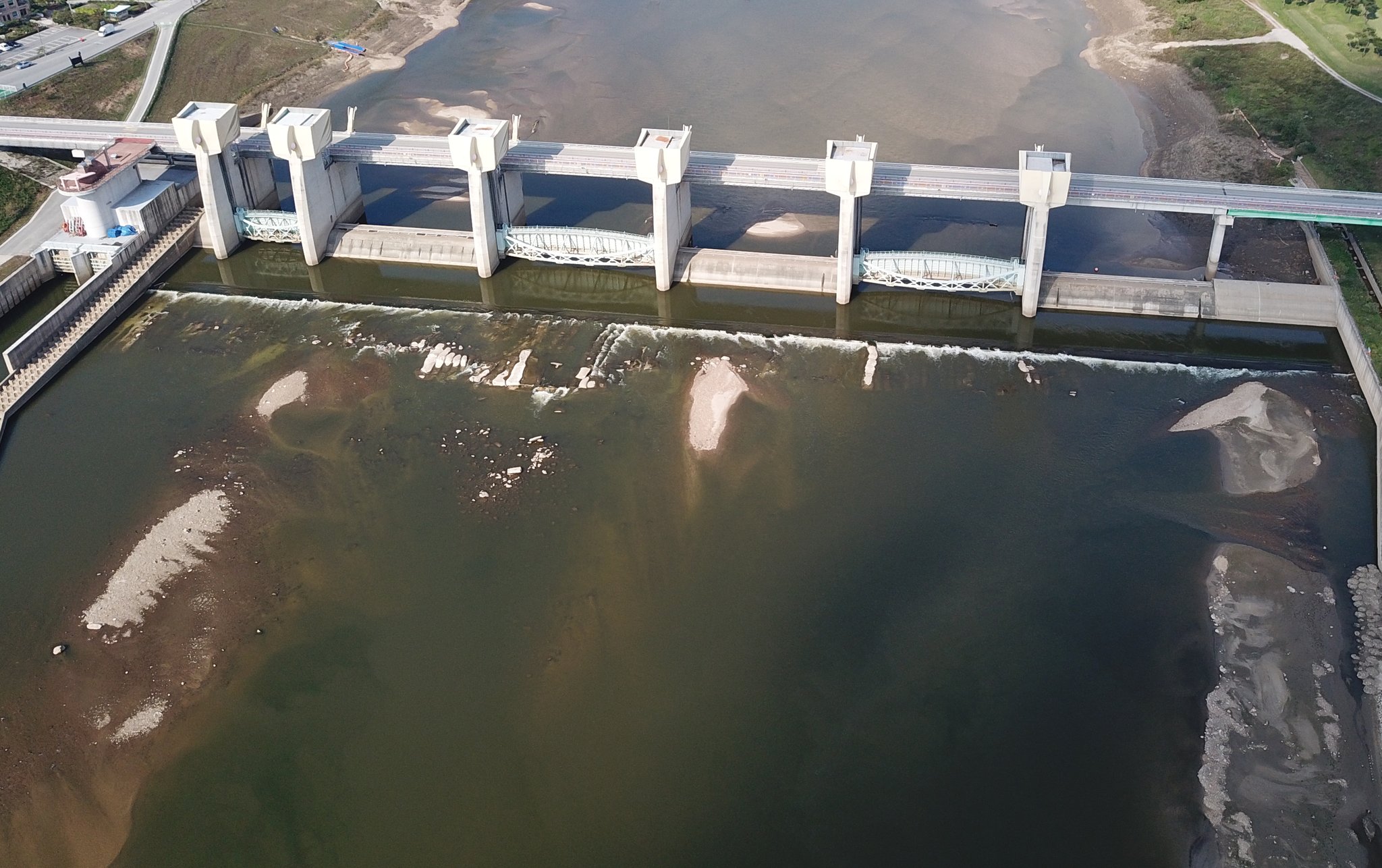 지난해 10월 수문이 모두 열린 공주보 모습. 지역 축제인 백제문화제 성공적인 개최를 위해 지난해 9월 수문을 닫았다가 다시 수문을 전면 개방한 모습이다. [연합뉴스]