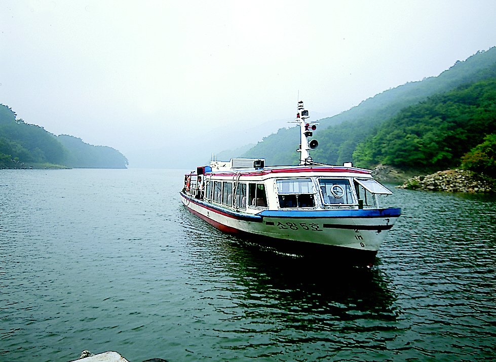 소양호 유람선. 소양댐 선착장에서 청평사까지 운행한다. [중앙포토]