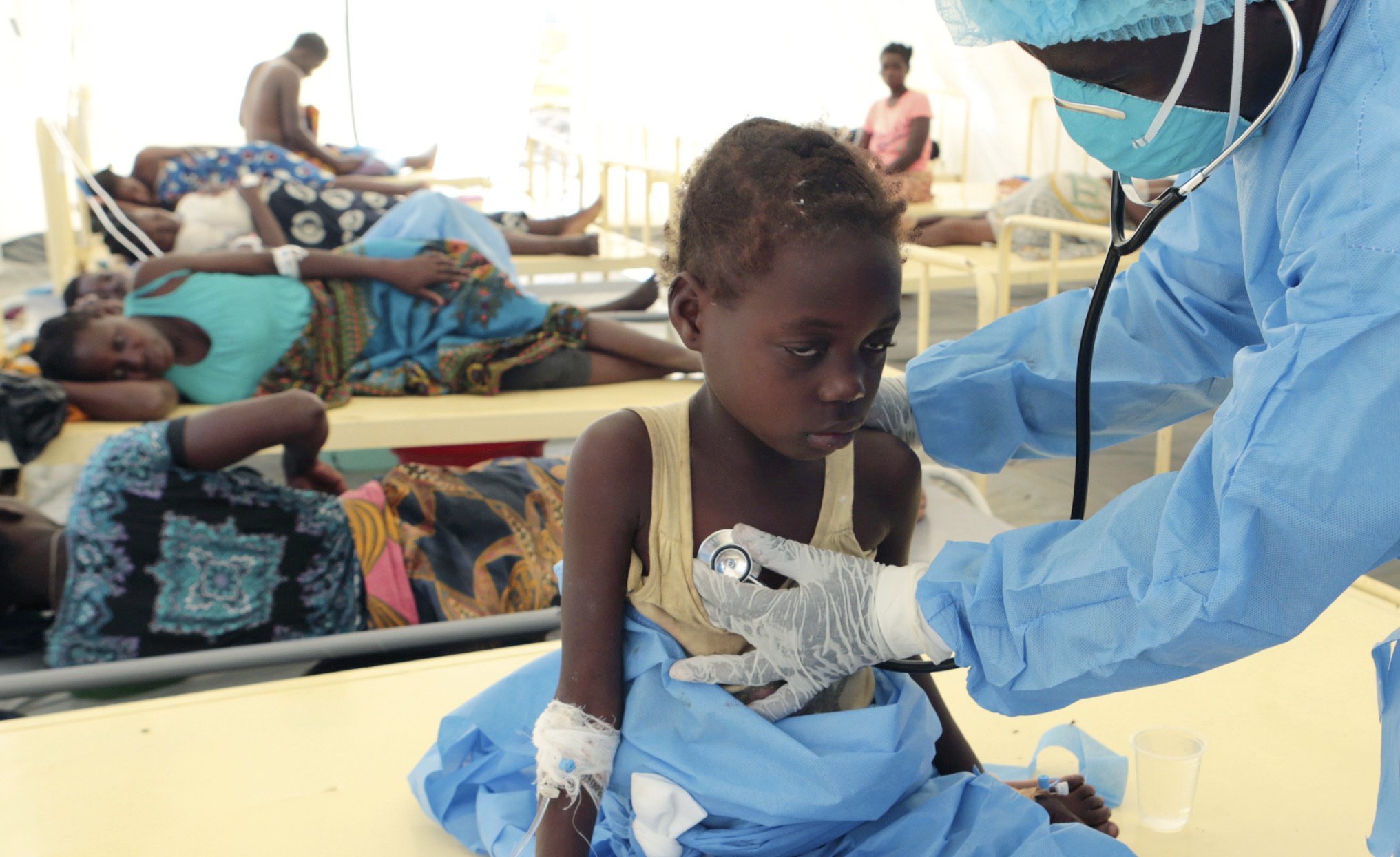 콜레라에 감염된 한 어린 소녀가 지난 달 30일(현지시간) 모잠비크 베이라 치료소에서 의사의 진료를 받고 있다. [AP=연합뉴스]