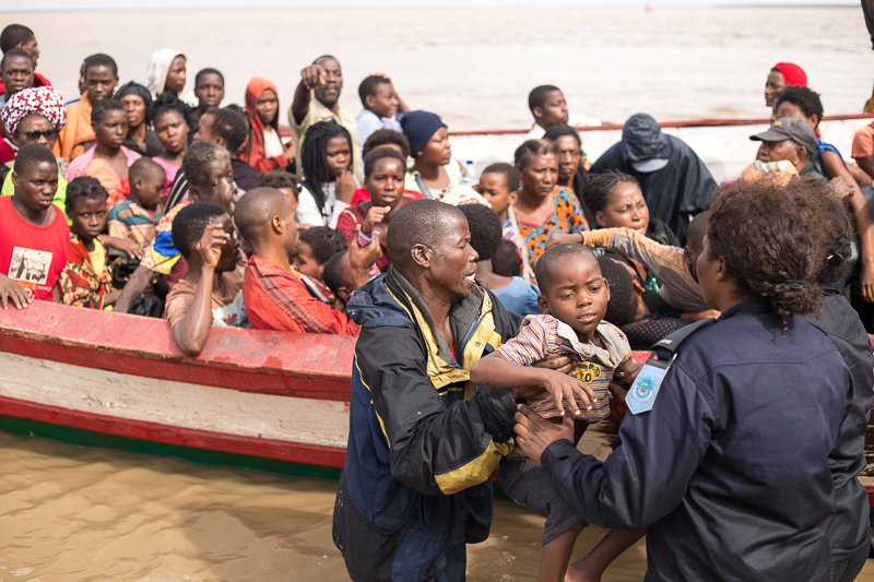 사이클론 이다이 생존자들이 21일(현지시간) 모잠비크 베이라 지역 대피소에 도착하고 있다. [로이터=연합뉴스]