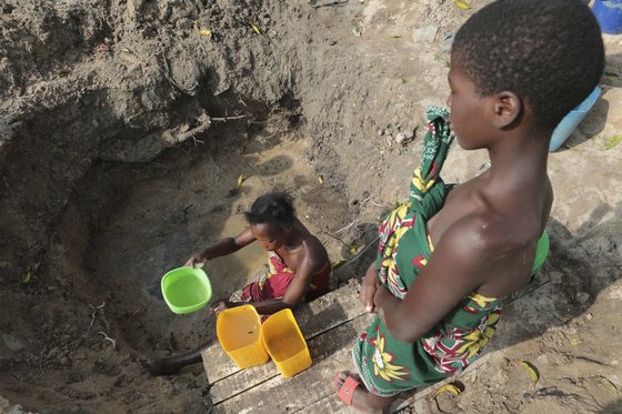 한 여성이 31일(현지시간) 모잠비크 베이라 지역의 우물에서 소독되지 않은 물을 퍼 담고 있다. [AP=연합뉴스]