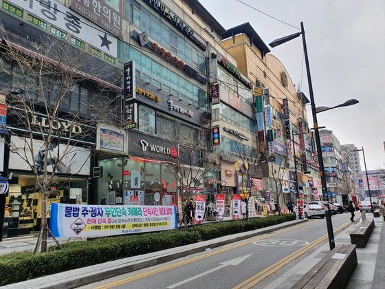 롯데 백화점 인천점의 맞은편 거리의 모습. 지나가는 사람이 없이 텅빈 모습이다. 최연수기자