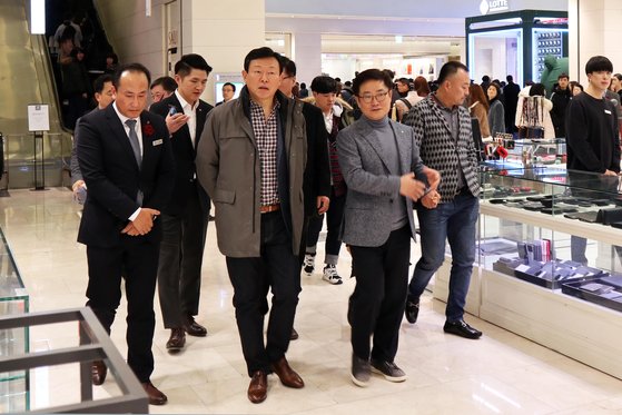 롯데 신동빈회장이 12일 롯데백화점 인천터미널점과 롯데마트 인천터미널점을 방문해 영업현장을 점검하고 직원들을 격려했다. 신 회장(왼쪽)이 롯데백화점 강희태 대표(오른쪽)와 롯데백화점 인천터미널점의 매장을 둘러보는 모습 [사진 롯데그룹]