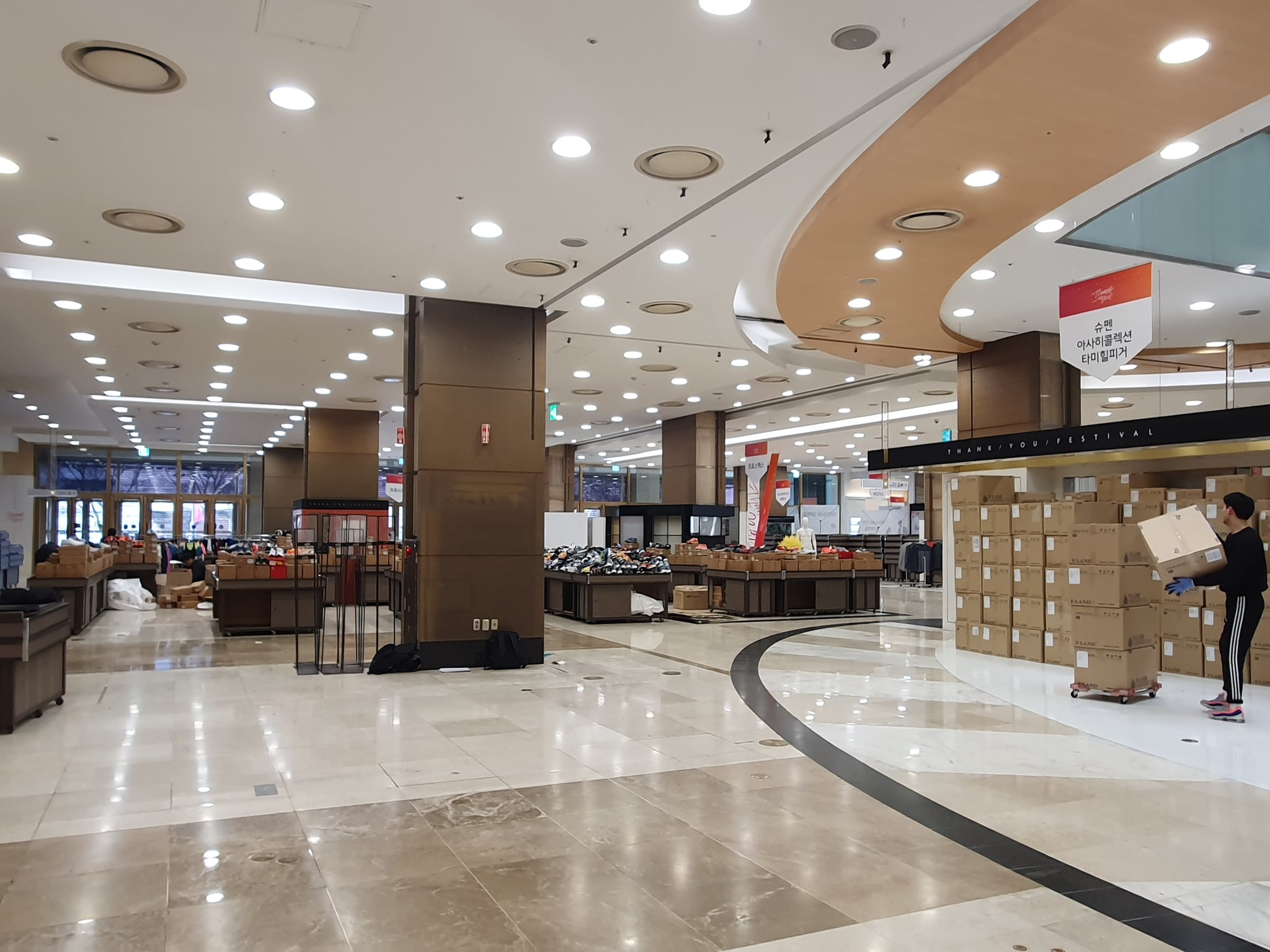 롯데백화점 인천점 1층에서 특가진행을 위한 짐정리가 한창이다. 최연수기자