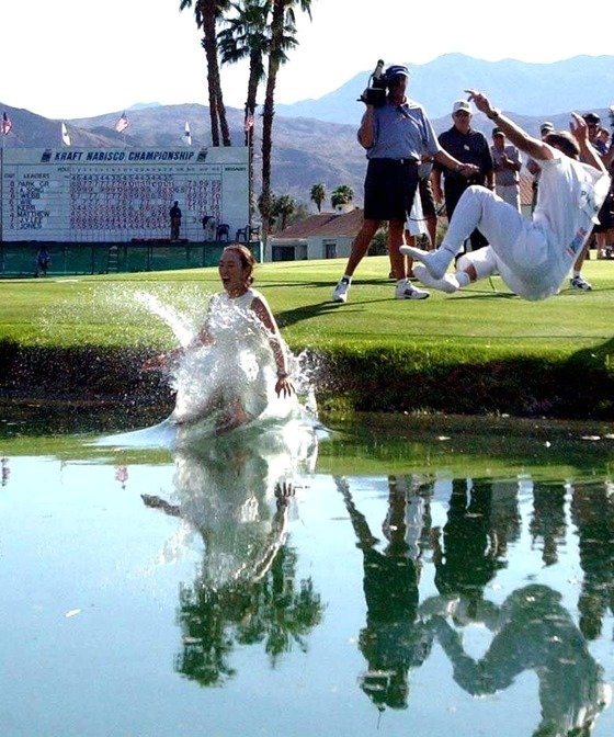 크래프트 나비스코 챔피언십에서 우승한 박지은이 시상식을 마친 뒤 전통에 따라 캐디와 함께 18번홀 옆의 작은 연못에 뛰어들고 있다. [중앙포토]