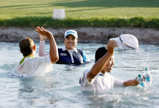지난 2013년 나비스코 챔피언십에서 우승한 뒤 입수 세리머니를 펼친 박인비. [로이터]