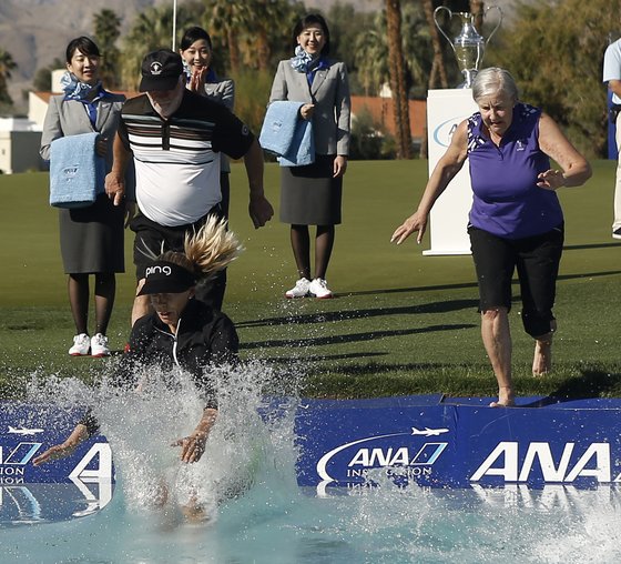 지난해 ANA 인스퍼레이션에서 우승한 뒤 가족들과 입수 세리머니를 펼친 페닐라 린드베리. [AP=연합뉴스]