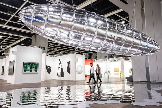 제7회 아트바젤 홍콩 메인 전시장 천장에 걸린 이불 작가의 ‘약해지려는 의지(Willing To Be Vulnerable II·2019)’.