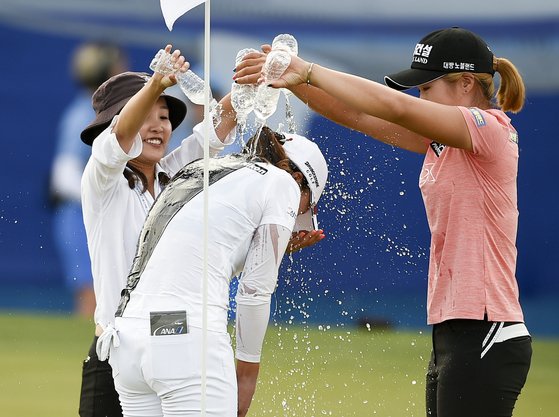 8일 열린 LPGA 메이저 ANA 인스퍼레이션에서 우승한 뒤 이정은(오른쪽)의 축하를 받는 고진영(가운데). [USA투데이=연합뉴스]