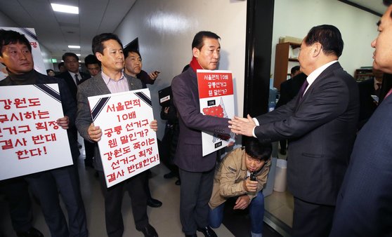 2016년 선거구 획정으로 지역구가 쪼개진 새누리당 황영철 의원이 공직선거법 개정안을 통과시키기 위한 국회 안행위 회의장 앞에서 피케팅 시위를 하고 있다. 선거구획정은 총선 때마다 합의가 쉽지 않은 이슈였다. [중앙포토]