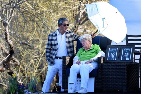 지난달 24일 LPGA 투어 뱅크 오브 호프 파운더스컵 최종 라운드 대회장에 후배들을 격려하기 위해 관전하러 온 마릴린 스미스(가운데). [AFP=연합뉴스]