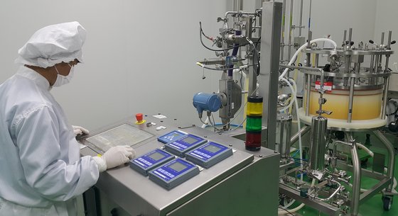 SK플라즈마 직원이 최신 자동화 크로마토그래피 설비를 이용하여 혈장으로부터 혈액제제를 정제하고 있다. 오른쪽 노란색으로 보이는 액체가 혈장이다. 보안상 사진 및 동영상 촬영이 엄격히 금지돼 있어 사진은 업체측으로부터 받았다. [사진 SK플라즈마]