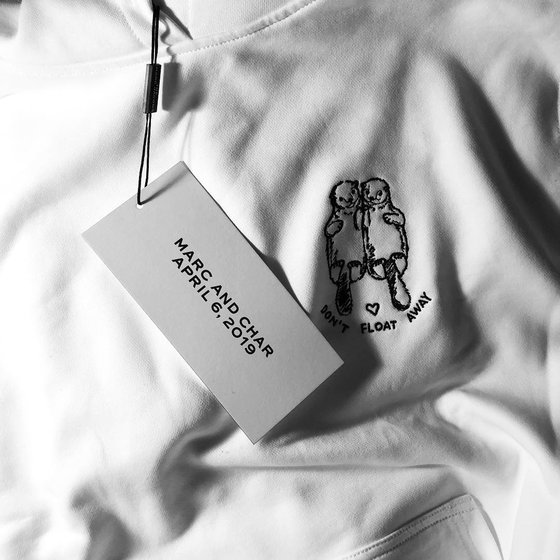 마크 제이콥스 커플은 결혼식에 참석한 하객들에게 한쌍의 수달이 수놓아진 스웨트 셔츠를 답례품으로 선물했다.