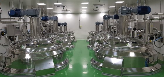 혈장의약품 전문기업 SK플라즈마의 최첨단 냉 에탄올 분획 설비. 피 속에서 약물을 만드는데 필요한 단백질을 분리해 내는 장치다. [사진 SK플라즈마]