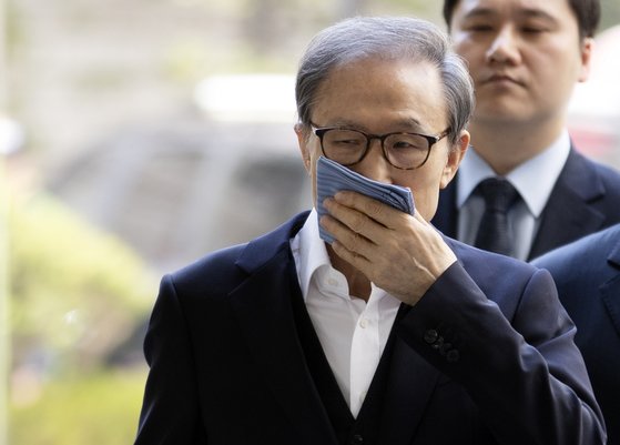 횡령과 뇌물수수 등 혐의로 1심에서 실형을 선고받은 이명박 전 대통령이 12일 오후 서울 서초동 중앙지법에서 열린 항소심 속행 공판에 출석하고 있다. [연합뉴스]