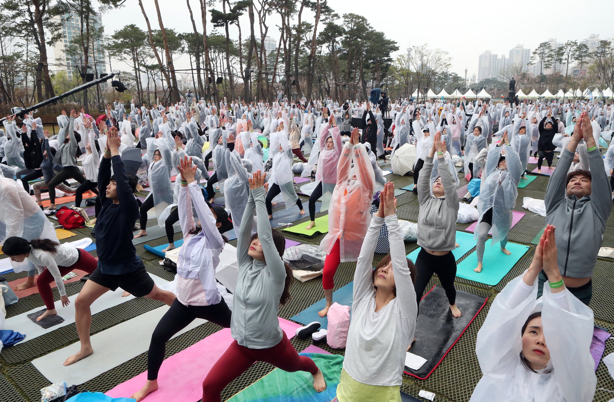 롯데백화점은 14일 창립 40주년을 기념해 전세계에서 가장 큰 요가행사인 '요가 말라 프로젝트'를 유통업계 최초로 개최했다. 이날 비가 내리는 가운데 500여명의 요가 애호가들이 롯데백화점 잠실점 월드파크에서 '108 수리야나마스카라'를 하고 있다. 최정동 기자