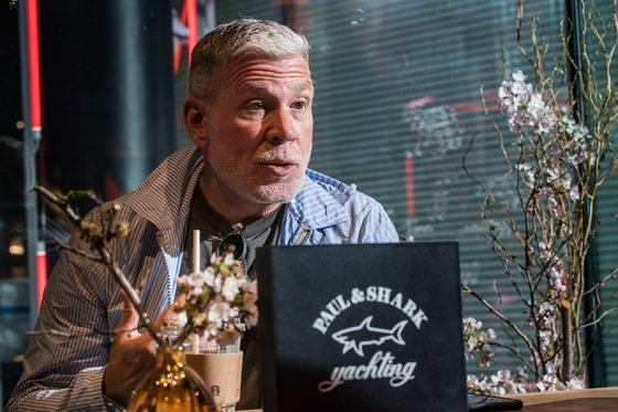 17일 서울 한남동 편집숍 란스미어에서 인터뷰 중인 닉 우스터.              [사진 삼성물산]