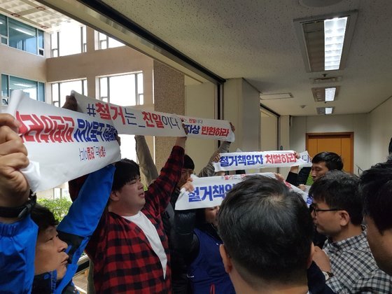 15일 오전 부산시장실 앞에서 시위를 벌이는 민주노총 노조원 등. 황선윤 기자
