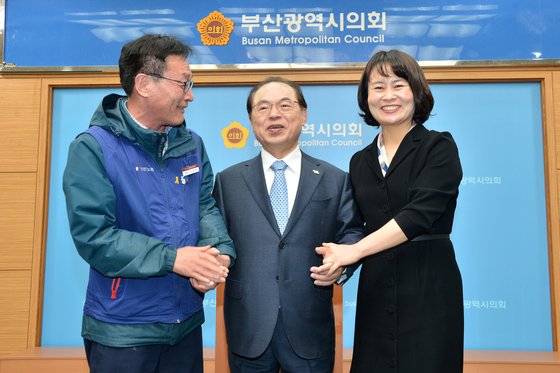 17일 강제징용 노동자상 설치를 위해 100인 원탁회의 구성헤 합의한 김재하 상임대표, 오거돈 부산시장, 박인영 부산시의회의장(왼쪽부터). [사진 부산시]