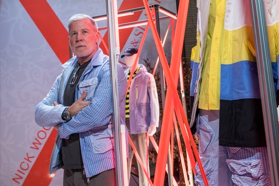 17일 서울 한남동 편집숍 란스미어에서 포즈를 취한 닉 우스터. 자신이 협업한 폴앤샥X닉우스터 라인 옷으로 차려 입었다. 이 브랜드는 삼성물산 란스미어가 단독 수입 전개한다.       [사진 삼성물산]