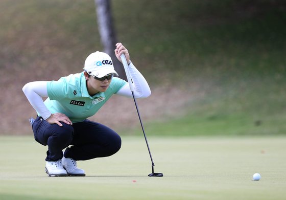 19일 열린 LPGA 롯데 챔피언십 2라운드에서 단독 선두로 오른 지은희. [사진 대홍기획]