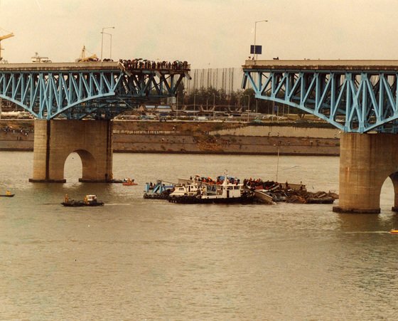 국민 모두가 할 말을 잃어버린 하루였다. 성수대교가 힘없이 내려앉은 이날 출근길 시민과 등교길 학생들의 생명을 앗아가버린 사고 현장의 강물에 떨어진 상판주위에서 구조대원들이 바쁘게 움직이고 있다. [중앙일보 DB]