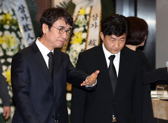 사람사는세상 노무현재단 유시민 이사장과 노무현 전 대통령 아들 노건호 씨가 21일 오전 서울 신촌 세브란스병원 장례식장에 마련된 고 김홍일 전 의원의 빈소를 찾아 조문하고 있다. 변선구 기자