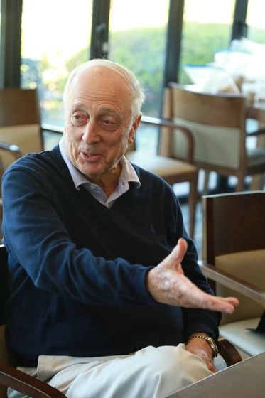 부산 아시아드 골프장에서 설계 철학을 설명하고 있는 리스 존스. [LPGA]