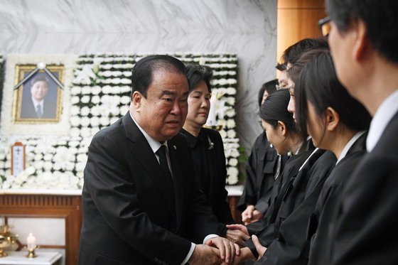 문희상 국회의장이 21일 서울 신촌세브란스병원 장례식장에 마련된 고 김홍일 전 민주당 의원의 빈소에서 조문한 뒤 유족을 위로하고 있다. 변선구 기자