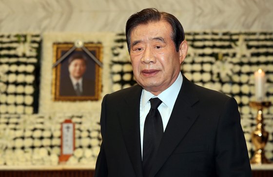한광옥 전 의원이 21일 서울 신촌 세브란스병원 장례식장에 마련된 김홍일 전 의원의 빈소에서 조문을 마친 뒤 떠나고 있다. 변선구 기자